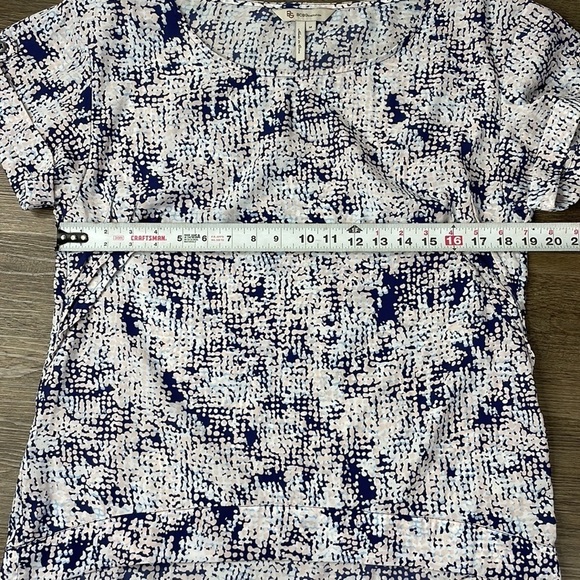 BCBGeneration Women’s Blue White Pink Geometric Short Sleeve Blouse, size Medium - Picture 8 of 10